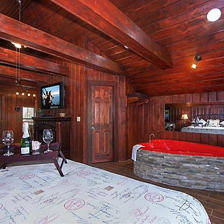 Burnin' Love Gatlinburg Exterior photo